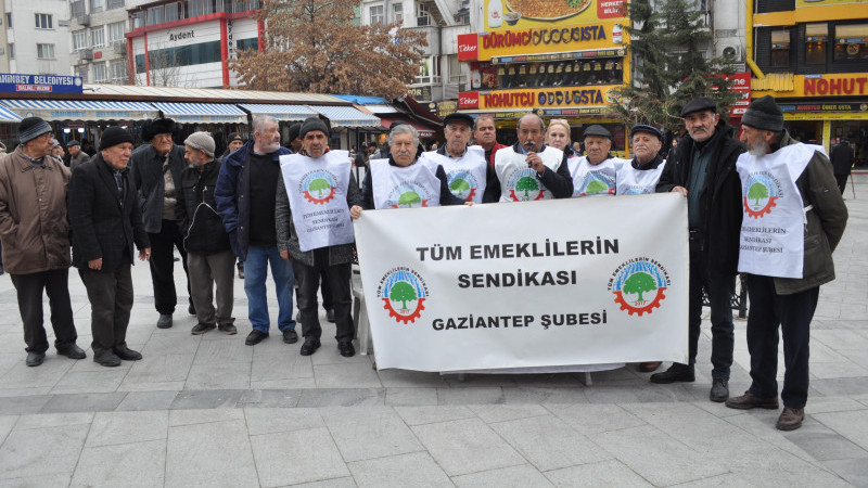 EMEKLİLERDEN SONUNA KADAR OTURMA EYLEMİNE DEVAM KARARI 