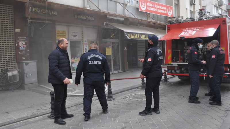 ÇARŞI MERKEZDEKİ YANGIN BÜYÜMEDEN SÖNDÜRÜLDÜ 