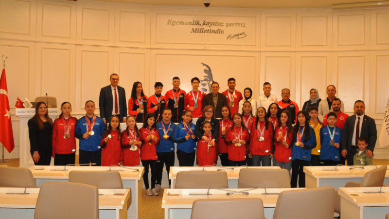 BAKAN HANIM JUDO VE KARETEDE BAŞARILI OYUNCULARI KABUL ETTİ.