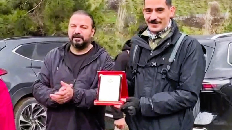 DAĞCILIK VE DOĞA SPORCULARI KAYMAKAM SOYLU'YA PLAKET TAKDİM ETTİ.